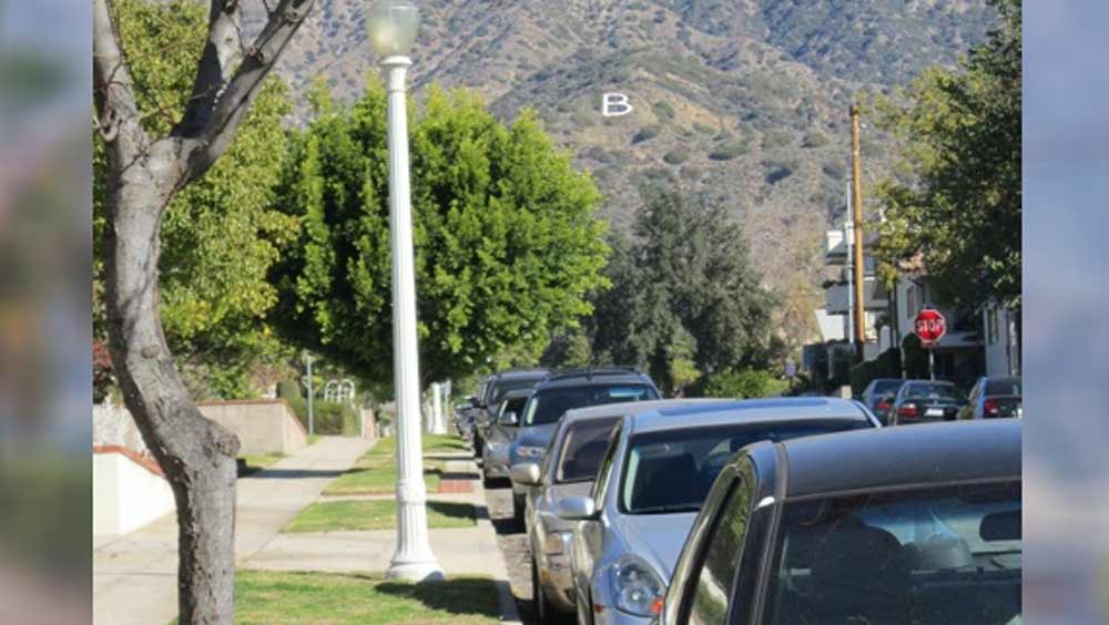 তবে এই বারব্যাঙ্ক ‘বি’ নিয়ে বিভিন্ন মত রয়েছে। ২০০৮ সালের ফিল্ম ‘বারব্যাঙ্ক হাই স্কুল: দ্য ব্লু অ্যান্ড হোয়াইট ওয়েভ’ অনুসারে, ১৯২০ সালে প্রথম এই ‘বি’ অক্ষরটি তৈরি হয়। বারব্যাঙ্ক হাই স্কুল ক্লাব সদস্যরা পাহাড়ের গায়ে পাথর দিয়ে ‘বি’ তৈরি করেন। বই অনুসারে বারব্যাঙ্ক শব্দটির ইংরাজির প্রথম অক্ষরই এই ‘বি’।