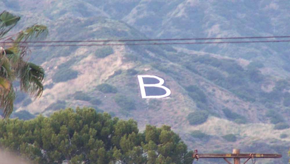 পাহাড়ের গায়ে ইংরাজি অক্ষর তৈরি নয়ের দশকে দক্ষিণ ক্যালিফোর্নিয়ায় খুবই প্রচলিত ছিল। সে সময় এখানকার প্রচুর স্কুল-কলেজে পড়ুয়াদের দিয়ে পাহাড়ের গায়ে নানা কিছু লেখার চল ছিল।