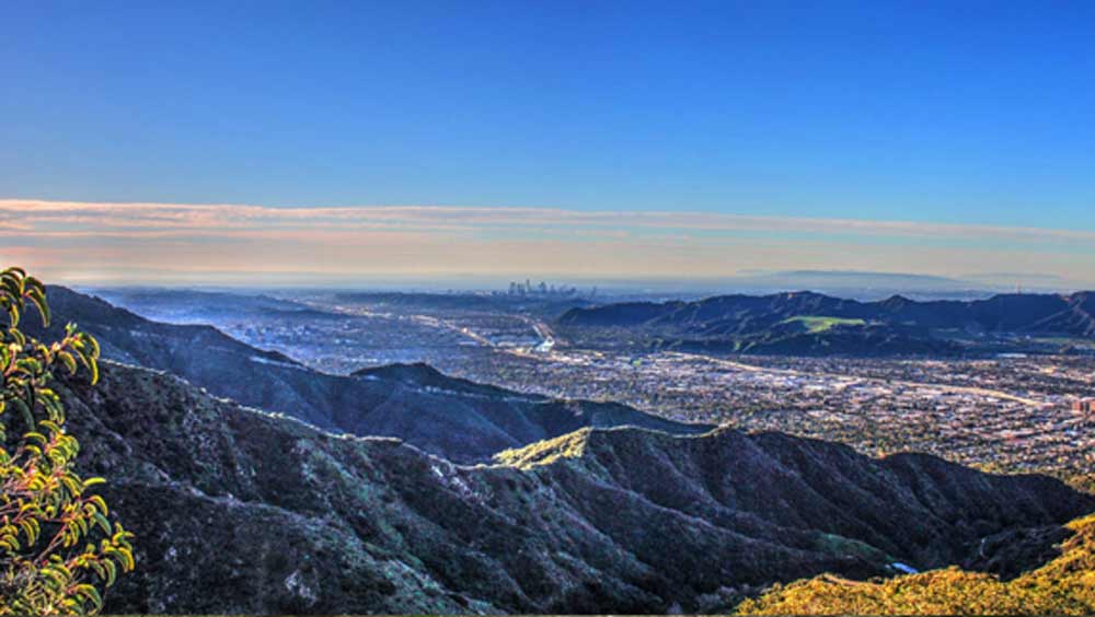 হলিউড থেকে মাত্র কয়েক মাইল দূরে অবস্থিত এই শহর প্রচুর বিনোদনমূলক সংবাদমাধ্যমের ঘাঁটি। যে কারণে একে ‘বিশ্ব সংবাদমাধ্যমের রাজধানী’ও বলা হয়।