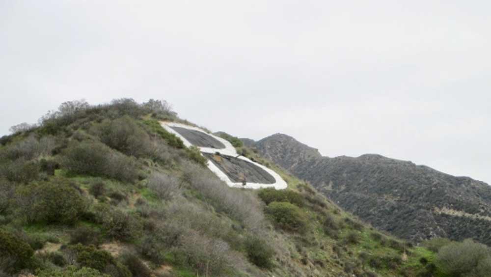 এই ‘বি’ লেখা রয়েছে বারব্যাঙ্কের পাহাড়ের গায়ে। ক্যালিফোর্নিয়ার লস অ্যাঞ্জেলসের সান ফারনান্ডো উপত্যকার একটি শহর বারব্যাঙ্ক। ওয়াল্ট ডিসনে স্টুডিয়ো, ওয়ার্নার ব্রস স্টুডিয়োর জন্য জনপ্রিয় এই শহর।