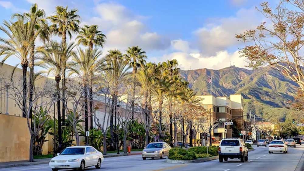 রহস্যজনক এই ‘বি’ -এর একাধিক বার মেরামতি হয়েছে। বি-এর উপরে এখন রং করা পাথর নেই। বদলে প্লাস্টিকের পরত পরেছে।