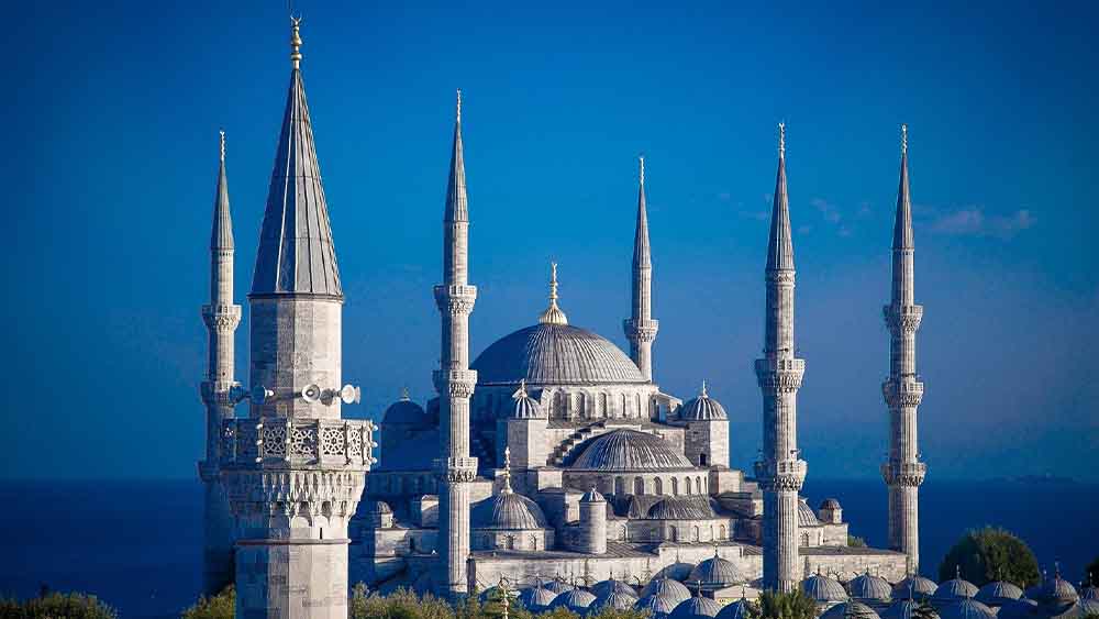 তুরস্ক: এখানেও আরটি-পিসিআর পরীক্ষার নেগেটিভ রিপোর্ট সঙ্গে রাখতে হবে। যাত্রার ৭২ ঘণ্টার মধ্যে পরীক্ষা করাতে হবে। তার পরেও সে দেশে ১৪ দিন নিভৃতবাসে থাকতে হবে। এই ১৪ দিনে আবারও আরটি-পিসিআর পরীক্ষা হতে পারে। তাই হাতে সময় থাকলে তবেই পরিকল্পনা করুন।