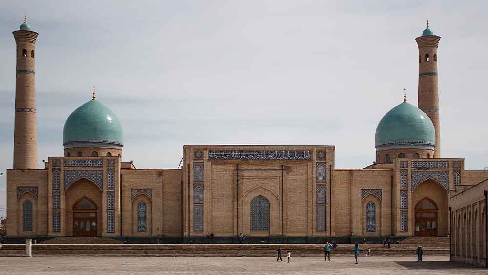 উজবেকিস্তান: আরটি-পিসিআর পরীক্ষার নেগেটিভ রিপোর্ট সঙ্গে রাখতে হবে। যাত্রার ৭২ ঘণ্টার মধ্যে পরীক্ষা করাতে হবে। উজবেকিস্তান পৌঁছে ১৪ দিন নিভৃতবাসে থাকতে হবে।