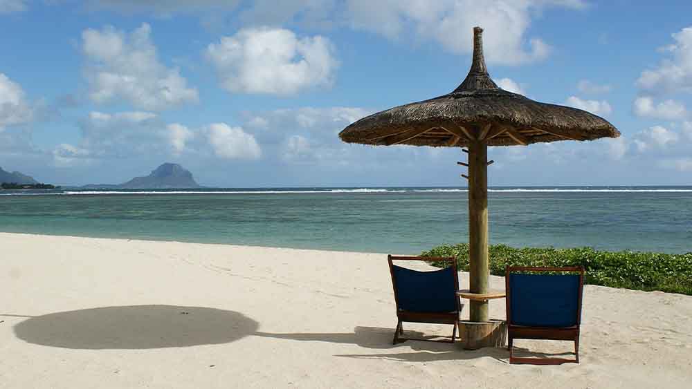 মরিসাস: ১৫ জুলাইয়ের পর থেকে বিদেশের পর্যটকদের জন্য দরজা খুলে দিচ্ছে মরিসাস। সঙ্গে রাখতে হবে আরটি-পিসিআর পরীক্ষার নেগেটিভ রিপোর্ট। তার পরে ১৪ দিনের নিভৃতবাসেও থাকতে হবে পর্যটকদের। 