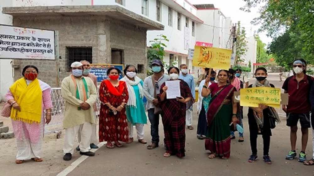 আন্দোলন এখনও চলছে। তাই হিরে উত্তোলন শুরু করা যায়নি। কিন্তু আদৌ কি হিরের চাহিদা মেটানোর জন্য প্রাকৃতিক সম্পদ ধ্বংস করার প্রয়োজন রয়েছে? কারণ, হিরে কার্বনের একটি রূপভেদ। কার্বনের সাহায্যে পরীক্ষাগারেও একই গুণমানের হিরে তৈরি করা সম্ভব বলে দাবি করেছে বিভিন্ন সংস্থা।