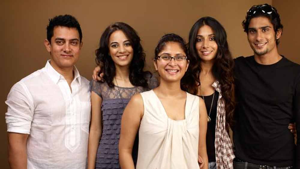 আমিরের সঙ্গে সময় কাটাতে ভালবাসতেন কিরণও। খুব তাড়াতাড়িই তাঁরা একে অপরের প্রেমে হাবুডুবু খেতে শুরু করেন। লিভ ইন করতে শুরু করেন তাঁরা।