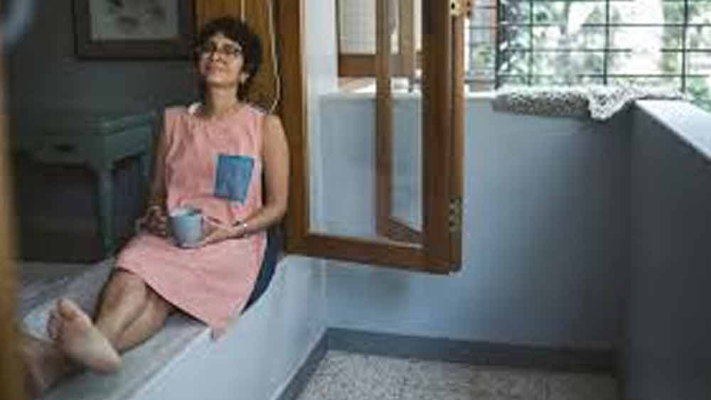 আমিরের ব্যক্তিগত জীবনের টানাপড়েন সম্পর্কে সম্পূর্ণ অচেতন কিরণ একটি কাজ সম্পর্কে কথা বলার জন্য তাঁকে ফোন করেছিলেন। শোনা যায় সেই প্রথম কাজের বাইরে কিরণের সঙ্গে অনেক কথা বলেছিলেন আমির।