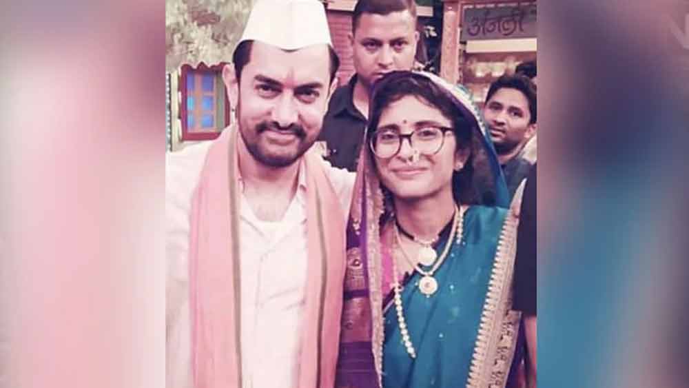 স্ত্রী এবং দুই সন্তানকে ছেড়ে থাকায় মানসিক ভাবে বিপর্যস্ত হয়ে পড়েছিলেন আমির। এই সময়ে কিরণকে পাশে পেয়েছিলেন তিনি।