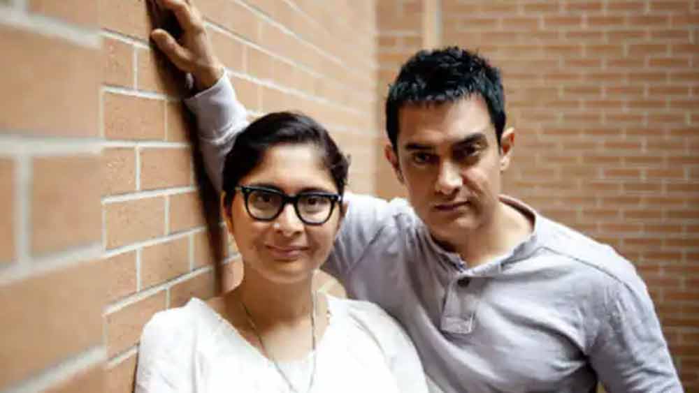 সে সময় আমির ব্যক্তিগত জীবনে খুব খারাপ সময়ের মধ্যে দিয়ে যাচ্ছিলেন। রিনার সঙ্গে ১৪ বছরের দাম্পত্যের অবসান ঘটেছিল।