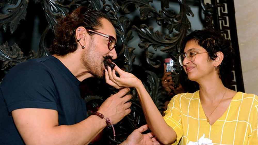 আশুতোষের একটি ছবিতে ফের আমির অভিনয় করেন এবং দ্বিতীয় বার কিরণের সঙ্গে কথাবার্তা হয় তাঁর।