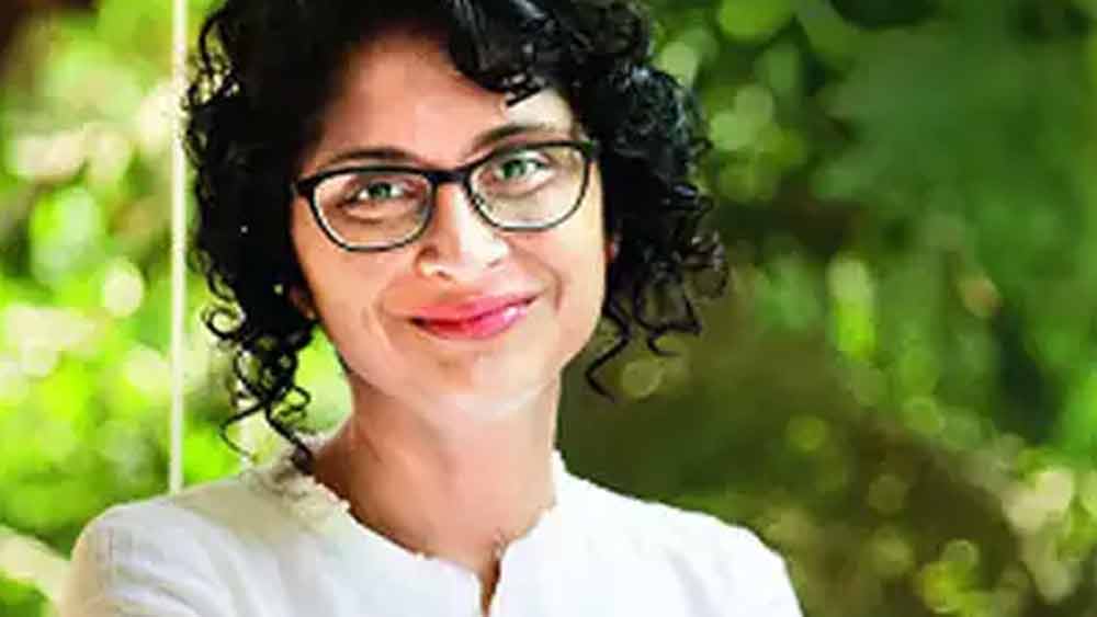 কিরণের কাজ দেখে খুশি হয়ে পরিচালক আশুতোষ তাঁকে কাজে রেখে দেন। আশুতোষের সঙ্গেই কাজ করছিলেন কিরণ। পাশাপাশি আমিরের স্ত্রীর রিনারও কাজ দেখাশোনা করছিলেন তিনি।