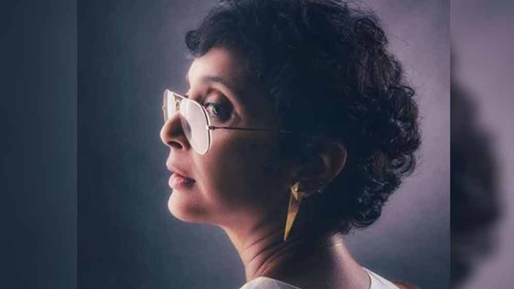 এক সিনিয়র মারফত কিরণ খবর পান, আশুতোষ গোয়ারিকর একটি ছবি বানাচ্ছেন এবং তার জন্য সহ-পরিচালকের প্রয়োজন। কিরণ আর দেরি করেননি। পরিচালকের সঙ্গে দেখা করেন এবং কাজও পেয়ে যান।