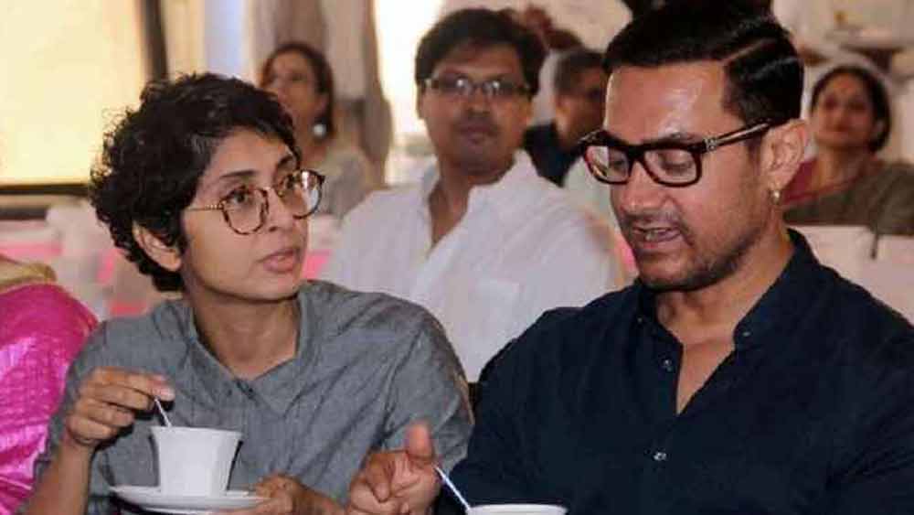 মু্ম্বই এসে প্রথমেই কিরণ নামজাদা পরিচালকদের সঙ্গে যোগাযোগ করেন কাজ পাওয়ার জন্য। কিন্তু তাঁকে কেউই পাত্তা দেননি। টুকটাক সহ-পরিচালকের কাজ করে নিজের প্রয়োজন মেটাচ্ছিলেন কিরণ।