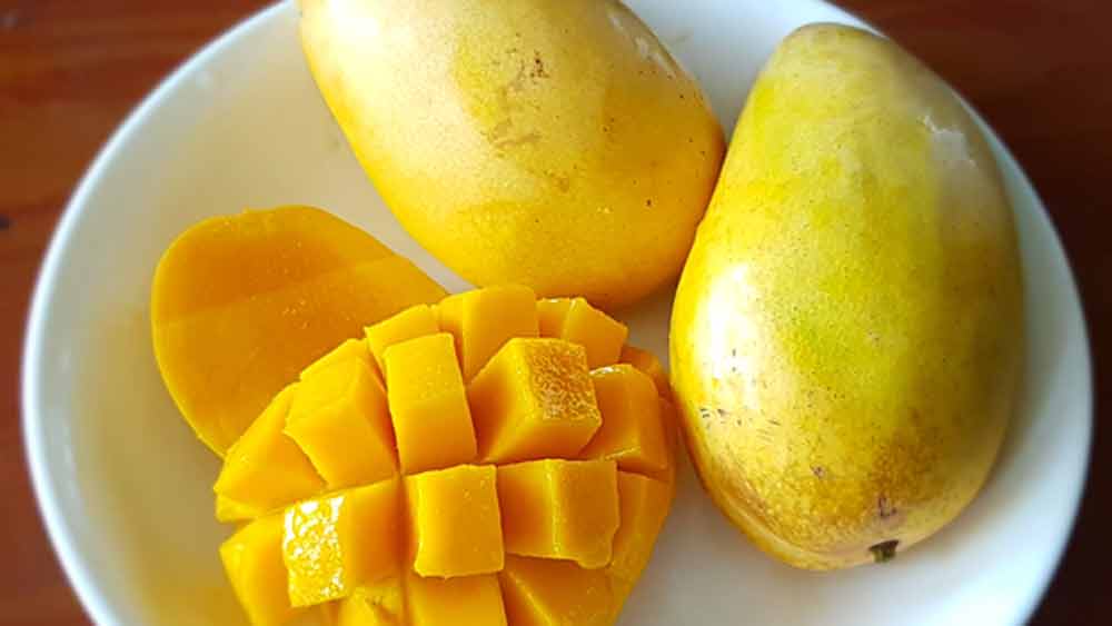 তা হলে এক বার ডায়াবেটিকদের কথা ভাবুন তো! তাঁরা তো মিষ্টি হওয়ার জন্য আমই খেতে পারেন না। তাঁদের কথা ভেবে যদি মিষ্টিহীন আম বাজারে আসে!