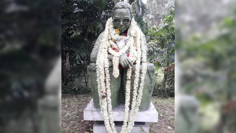 অমিত কুমার ফ্যান ক্লাব থেকে মাল্যদান রাহুল দেব বর্মনকে