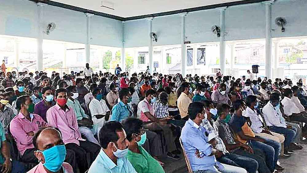 উপেক্ষিত করোনা বিধি। মহিষাদলের বিধায়ক তিলক চক্রবর্তীর সভায় ভিড়। 