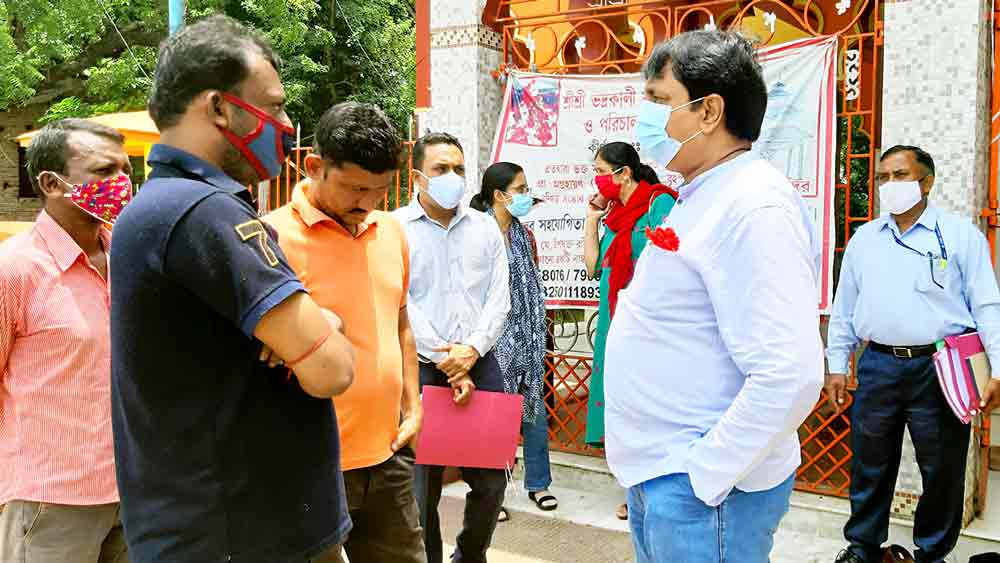 নানুরে মানবাধিকার কমিশনের একটি প্রতিনিধি দল। 