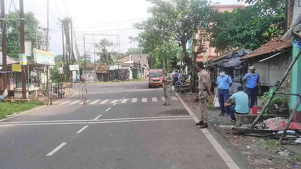 শ্যামপুরে শুনশান রাস্তা। চলছে পুলিশের নজরদারি। 