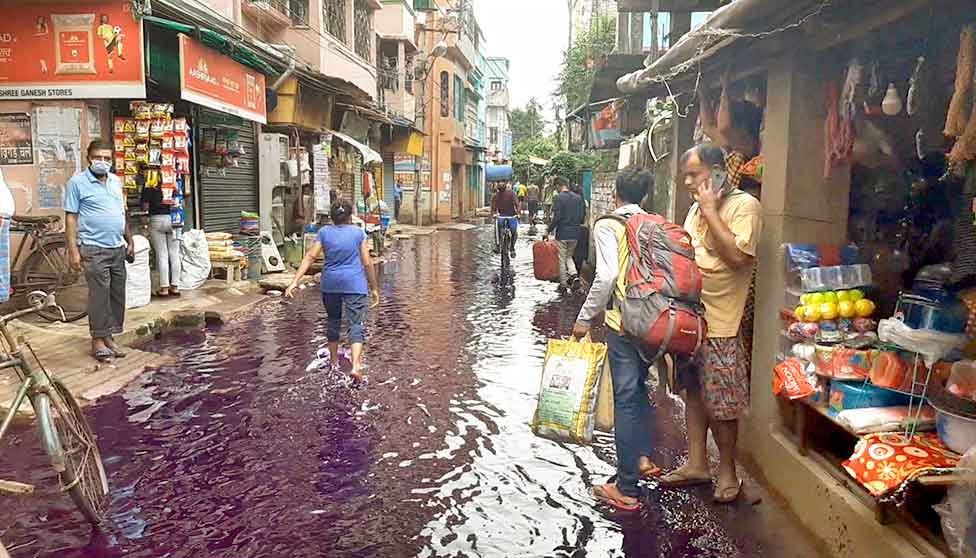 জল-যন্ত্রণা: লিলুয়ার পটুয়াপাড়ায় এখনও রাসায়নিক মিশ্রিত জমা জল ডিঙিয়েই যাতায়াত করতে হচ্ছে স্থানীয়দের।