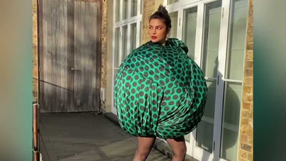 তাঁর পোশাক নিয়ে নানা রকমের মিমে ভরে যায় নেটমাধ্যম। কেউ প্রিয়ঙ্কাকে গ্যাস বেলুন বানিয়ে দেন তো কেউ গাড়ির হর্ন। তবে প্রিয়ঙ্কার এই বেলুনাকৃতি পোশাকের দাম জানা যায়নি।