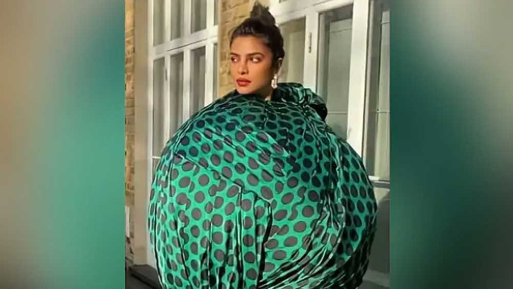 এই পোশাক দেখে আঁতকে উঠবেন না যেন! বা একে বেলুন বলে ভুল করবেন না! নামজাদা ডিজাইনার দিয়ে অনেক গাঁটের কড়ি খরচ করতে হয়েছে এমন পোশাক পেতে। হালপের পলকা নকশা আঁকা এই বেলুনাকৃতির পোশাক প্রিয়ঙ্কা একটি প্রোমোশনাল শ্যুট-এ পরেছিলেন।