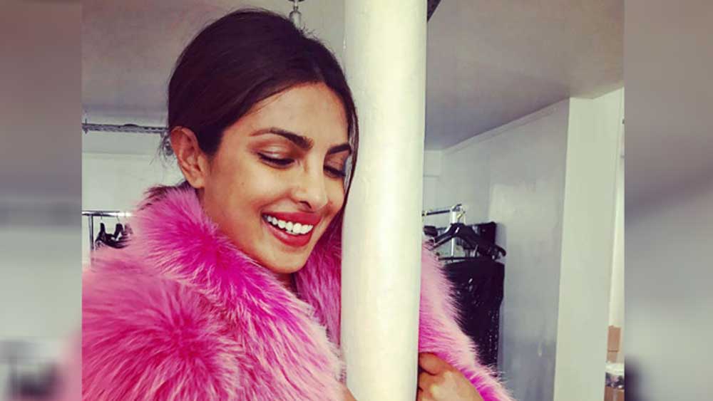 এক অনুষ্ঠানে গায়ে এই গোলাপি রঙের রোমশ জ্যাকেট পরে হাজির হয়েছিলেন তিনি। পিটার দুন্দাস ফক্সের এই জ্যাকেট তিনি কিনেছিলেন প্রায় ১৩ লাখ টাকায়।