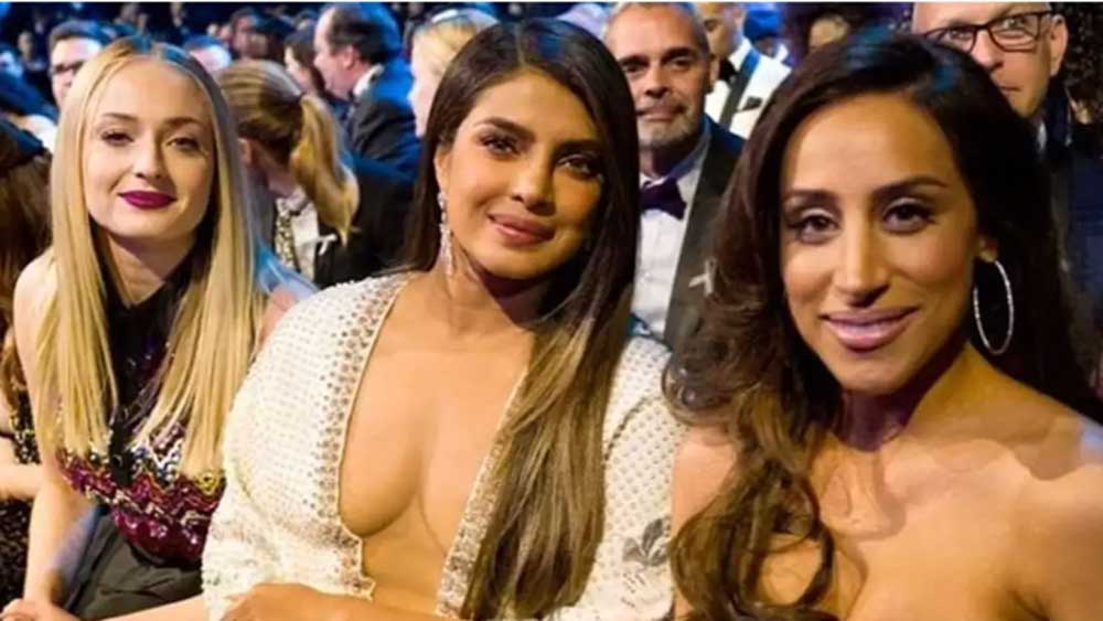 তাই প্রিয়ঙ্কার ত্বকের রঙের সঙ্গে সাজুয্য রাখা ‘তুল’ দিয়ে বেঁধে রাখা ছিল সেই পোশাক। নেটের মতো থাকায় যা ক্যামেরাতে ধরা পড়েনি। ‘তুল’ হল এক ধরনের জরির মতো সূক্ষ পাতলা কাপড়। এই সূক্ষ পোশাকের জন্য ৭৭ লাখ টাকা খরচ করেছিলেন নায়িকা।