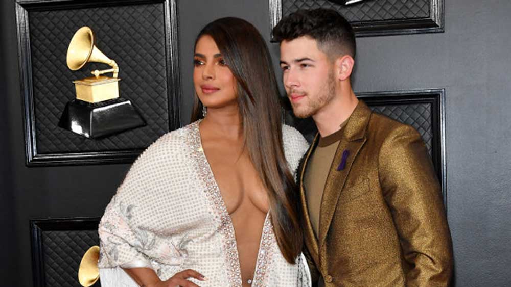 ২০২০-র গ্র্যামির মঞ্চেও প্রিয়ঙ্কার পোশাক নিয়ে চর্চা হয়েছে বিস্তর। তাঁর সেই ডিপ ভি-নেক লংগাউন স্বস্থানে কী ভাবে ছিল তা নিয়ে আলোচনাতেই মেতে উঠেছিলেন নেটাগরিকরা।