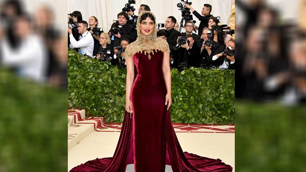 ২০১৮ সালের মেটগালাতে প্রিয়ঙ্কা পোশাকের জন্য যথেষ্ট চর্চায় ছিলেন। ওই বছর মেরুন রঙের গাউনের সঙ্গে মাথায় সোনালী রঙের টুপি লাগানো ছিল। মেরুন ভেলভেট ওই গাউন বানাতে সময় লেগেছিল ২৫০ ঘণ্টা। এবং খরচ হয়েছিল ২২ লাখ টাকার মতো।