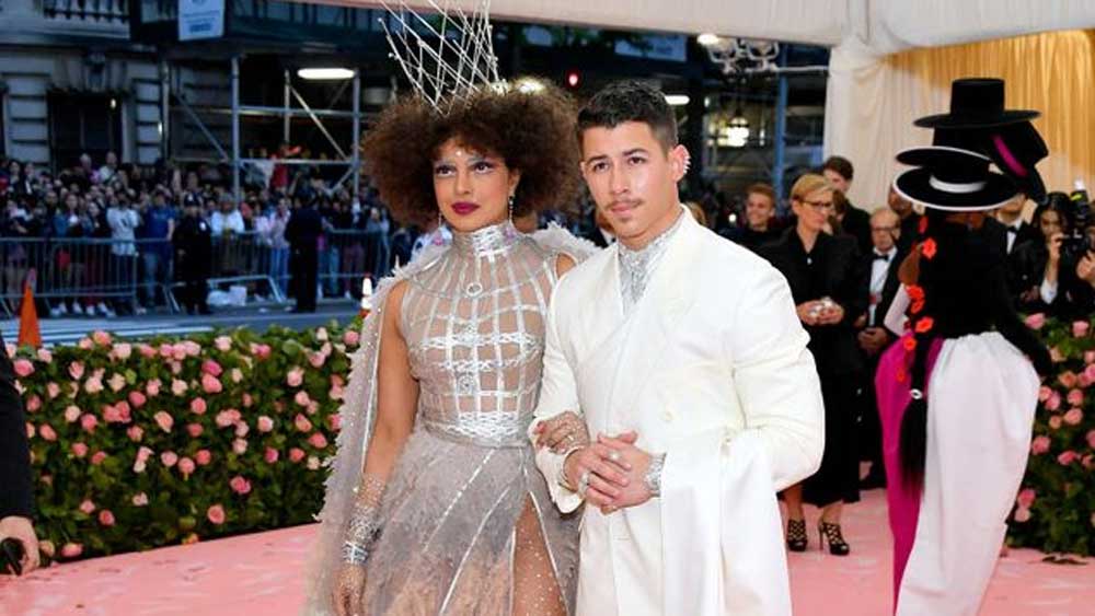 নিউ ইয়র্কের মেট্রোপলিটন মিউজিয়াম অফ আর্ট-এর বার্ষিকী অনুষ্ঠান, দ্য কস্টিউম ইনস্টিটিউট গালা। সাধারণ মানুষ যাকে ‘মেট গালা’ বলেন। ১৯৪৮ সালে পাবলিসিস্ট এলেনর ল্যামবার্ট প্রথম এই অনুষ্ঠানের সূচনা করেন। উদ্দেশ্য ছিল, অর্থ সাহায্যের জন্য নিউ ইয়র্কের অভিজাত পরিবারগুলিকে উৎসাহ দেওয়া। সময়ের সঙ্গে মেট গালার রূপ-রং বদলেছে।