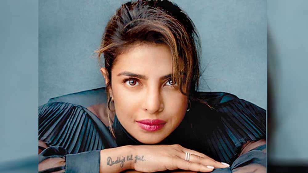 তবে বিদেশের মাটিতে থাকাকালীন সবচেয়ে যে বিষয় নিয়ে চর্চা হয়েছে তা হল প্রিয়ঙ্কার পোশাক এবং মেকআপ। গ্র্যামি হোক কিংবা মেটগালা বা কোনও প্রোমোশনাল শ্যুট, প্রিয়ঙ্কার ‘অদ্ভুতদর্শন’ পোশাক সব সময়ই চর্চার কেন্দ্রবিন্দুতে থাকে। তবে রূপ দেখে যে দর বোঝা যায় না এ ক্ষেত্রে সেই কথাটি পুরোপুরি খাঁটি। প্রিয়ঙ্কা নিজেকে এমন ‘অদ্ভুত’ সাজিয়ে তুলতে কত টাকা খরচ করেছেন জানেন?