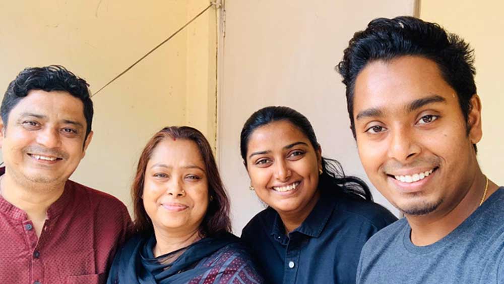 সেই লড়াই তাঁকে নিয়ে এনে ফেলেছে আন্তর্জাতিক মঞ্চে। সারা বিশ্বের সামনে লক্ষ্যভেদ করে নিজেকে প্রমাণ করে দিয়েছেন তিনি। শাণিত তিরের মতোই উজ্জ্বল তিরন্দাজ দীপিকা কুমারী।