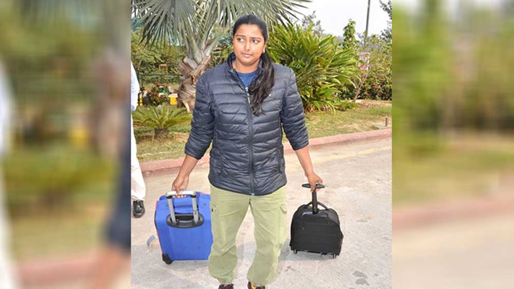 কষ্টের সংসারই তাঁর লক্ষ্য পূরণে প্রথম বাধা হয়ে দাঁড়িয়েছিল। মাস গেলে দেড় হাজার টাকা ছিল সংসারের মোট উপার্জন। এই নামমাত্র টাকায় কী আর মেয়েকে তিরন্দাজ করার কথা ভাবতে পারেন কেউ!