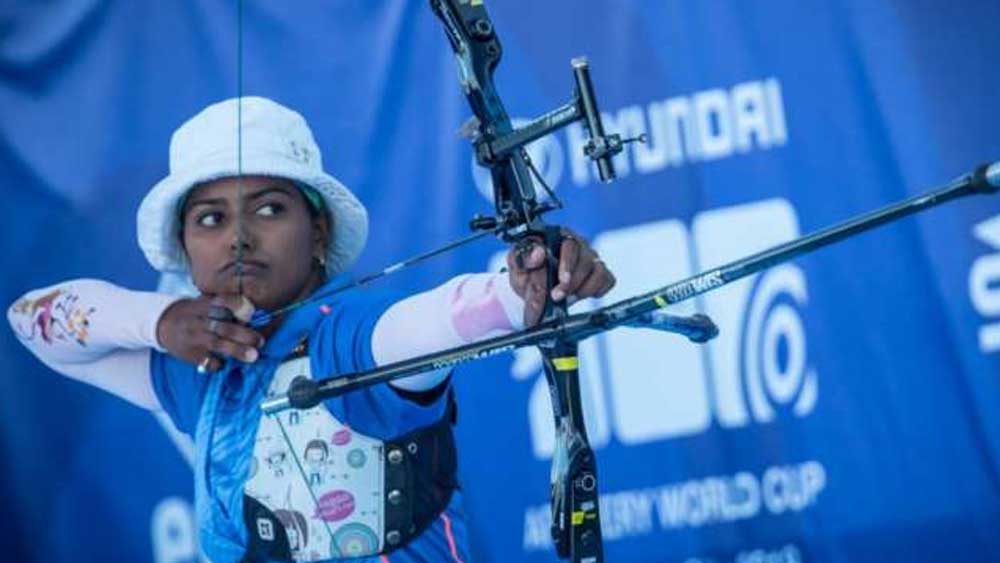 কিন্তু দীপিকা হার মানার পাত্রী ছিলেন না। অনুশীলনের প্রথম ধাপ তাই শুরু হয় গ্রামের আমবাগান থেকে। নিখুঁত নিশানায় ঢিল ছুড়ে গাছ থেকে আম পাড়া ছিল তার কাছে অতি সামান্য ব্যাপার। এ ভাবে লক্ষ্যভেদের অনুশীলন শুরু করেন দীপিকা।