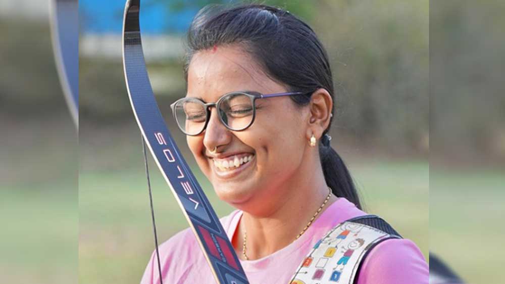 মেয়ের দক্ষতা নজরে আসে তাঁর মা-বাবারও। তাঁকে বাঁশের তির-ধনুক বানিয়ে দেন তাঁরা। সেই তির-ধনুক দিয়েই অনুশীলন শুরু করেন তিনি।