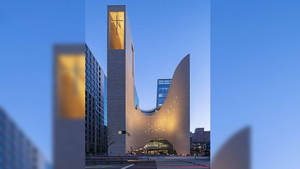 কোরিয়ার সাইমুনান গির্জা আবার ঝকঝকে আধুনিক। কোরিয়ার এই গির্জা তৈরির কাজ শেষ হয়েছ ২০১৯ সালে। স্থপতি লি ইউনসিওক বলেছিলেন, সাধারণ ইমারত বানানো আর গির্জা বানানো এক কথা নয়। অনেক বিষয় মাথায় রাখতে হয়। মানুষ সেখানে প্রার্থনা করবেন। মানসিক শান্তির খোঁজে আসবেন। চারটি বিষয় মাথায় রাখতে হয়েছিল তাঁকে। ঐতিহাসিক যোগ, গির্জাকে স্বর্গের দরজা বলা হয় যে প্রতীকী অর্থে, তা বজায় রাখা, ঈশ্বরকে আলো হিসেবে দেখানোর যে ধারণা রয়েছে, তা বজায় রাখা এবং গির্জার ভিতরে এমন কোনও জলাশয় রাখা যা খ্রিষ্ঠ ধর্মের প্রতীক এবং ব্যাপ্টিজমের প্রতীক হিসেবে দেখা হবে।