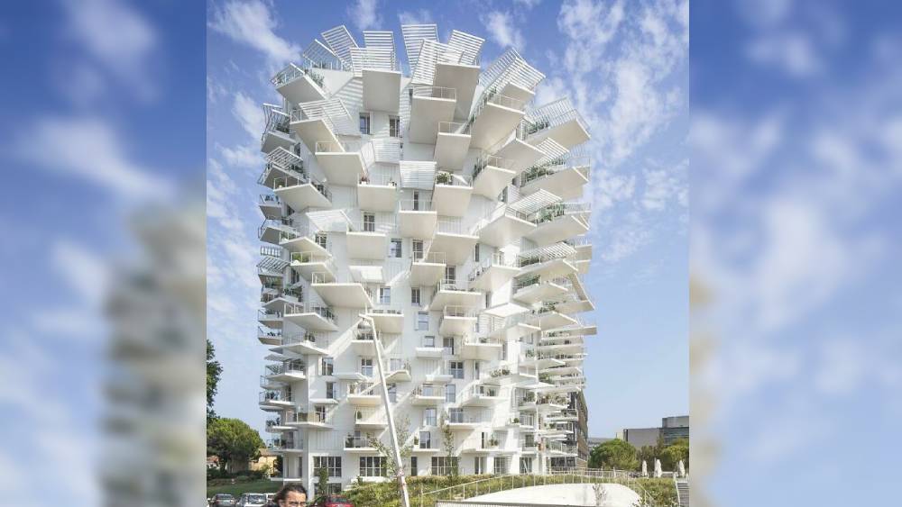 গাছের মতো বাড়ি। তবে ট্রি হাউস নয়। ফ্রান্সের লারব্রে ব্লাঁ টাওয়ারের এক একটা বারান্দা গাছের শাখার মতো। মূল কাঠামো থেকে বাইরে ঝুলে থাকা। বাসিন্দাদের খোলামেলা আকাশের নীচে থাকার অনুভূতি দিতেই নাকি এমন ব্যবস্থা। স্থপতি নিকোলাস লেইনের কথায়, এর বারান্দাগুলির অদ্ভুত অবস্থান পড়শিদের মধ্যে সম্পর্কও ভাল করে। ১৭ তলা বাড়িটিতে মোট ১১৩টি অ্যাপার্টমেন্ট আছে।