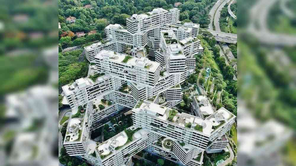 সিঙ্গাপুরের এই বহুতলের নাম ইন্টারলেস। ২০১৫ সালে বিশ্বের সেরা ইমারতের শিরোপা পেয়েছিল ইন্টারলেস। তবে বহুতল হলেও শুরু থেকে শেষ পর্যন্ত একই ভাবে ওঠার একঘেঁয়েমি নেই। বরং বেশ কিছু তল পরে যেন ঘুরিয়ে দেওয়া হয়েছে বাড়ির অভিমুখ। জায়গা পেয়েছে ছাদ। তৈরি হয়েছে পেন্ট হাউস। ১.৭০ লক্ষ বর্গ মিটার জুড়ে তৈরি এই ইন্টারলেসের চার পাশে রয়েছে ৮ হেক্টর ফাঁকা জায়গা। মোট ৩১ টি ব্লক রয়েছে এই বহুতলে।