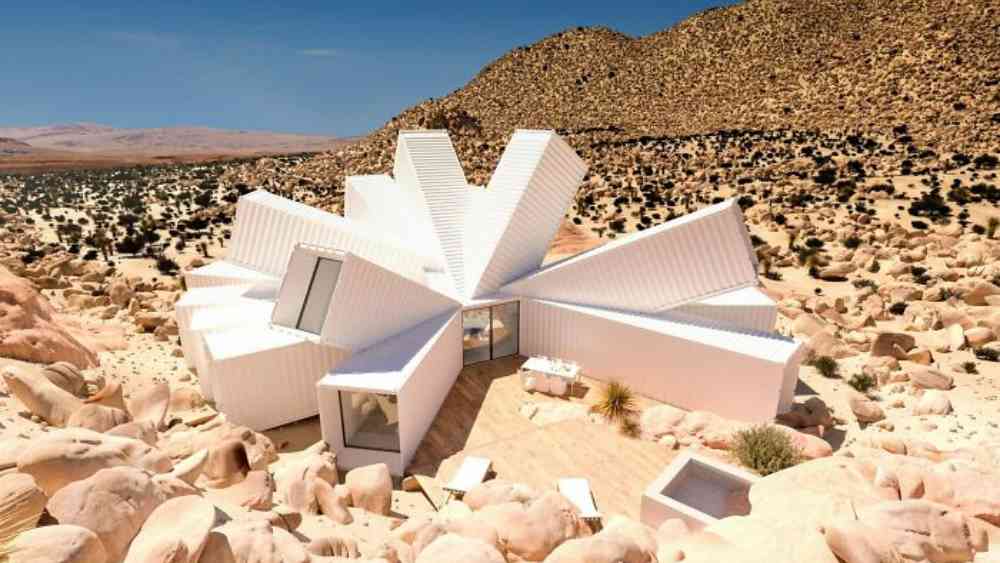 ক্যালিফোর্নিয়ার মরুভূমির মধ্যে ক্যাকটাসের ফুলের মতো দেখতে একখানা বাড়ি। তবে ইঁট-কাঠ-পাথরের নয়, এই বাড়ি তৈরি হয়েছে জাহাজের কন্টেনার দিয়ে। এখনও সম্পূর্ণ হয়নি বাড়িটি তৈরির কাজ। তবে এরই মধ্যে ৩৫  লক্ষ ডলার দাম উঠেছে ওই বাড়ির।  