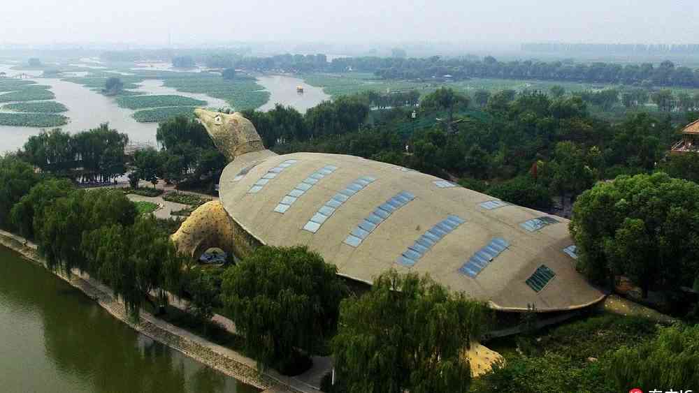 চিনের বেইয়াং হ্রদের কাছে সম্প্রতি তৈরি হয়েছে গোল্ডেন টার্টল প্যাভিলিয়ন। ৬৮ মিটার দীর্ঘ ৪৬ মিটার চওড়া এক বিশাল কচ্ছেপের আকৃতির ইমারত। এখনও সাধারণের জন্য খুলে দেওয়া হয়নি এই প্যাভিলিয়ন।