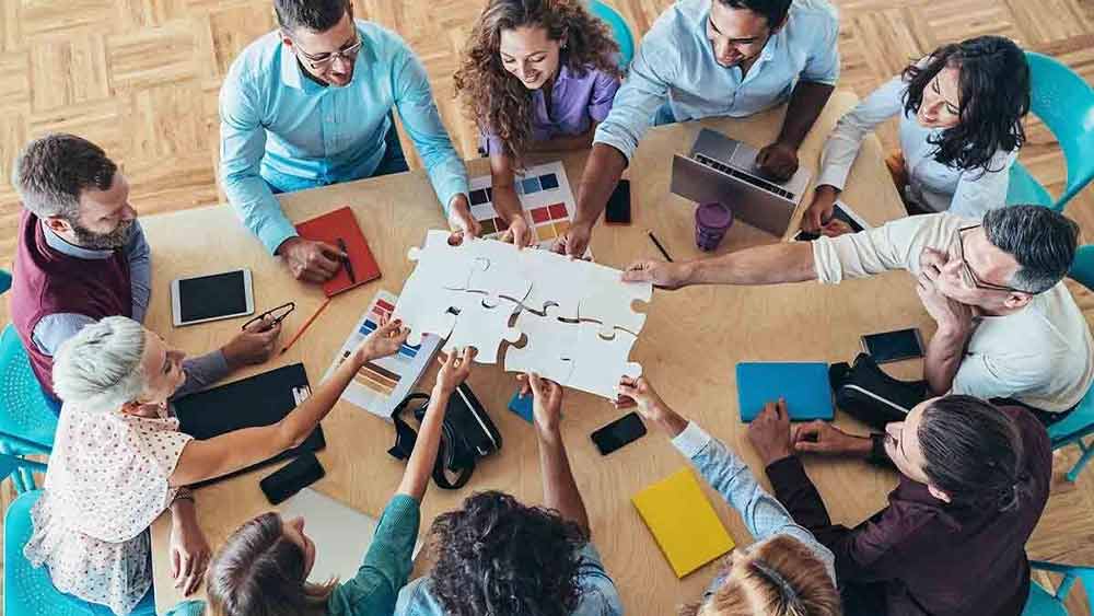 সহকর্মীদের কথা শোনা জরুরি। তাঁরা কী বলতে চাইছেন, বোঝার চেষ্টা করুন। 