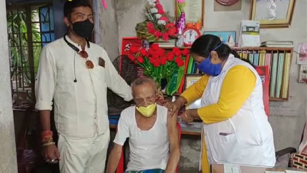 বৃদ্ধের টিকাকরণের মাধ্যমে বহু মানুষ টিকা নিতে উৎসাহিত হবেন বলে মত স্বাস্থ্যকর্মীদের।