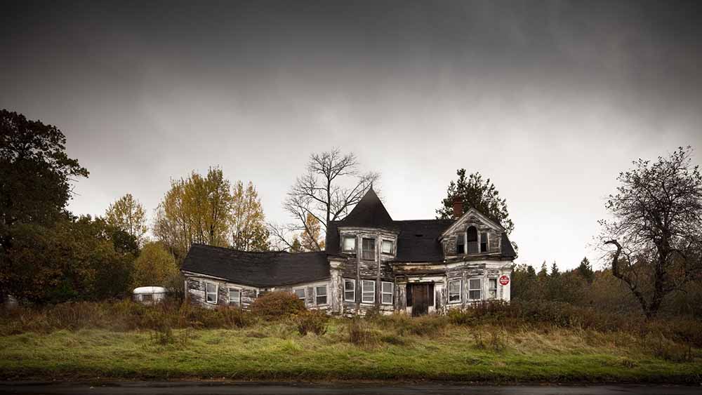 ভারতের আনাচে কানাচে ছড়িয়ে রয়েছে এমনই বহু ভুতুড়ে জায়গা। আর সেই জায়গাগুলি নিয়ে নানা ভয়ের গল্প। 