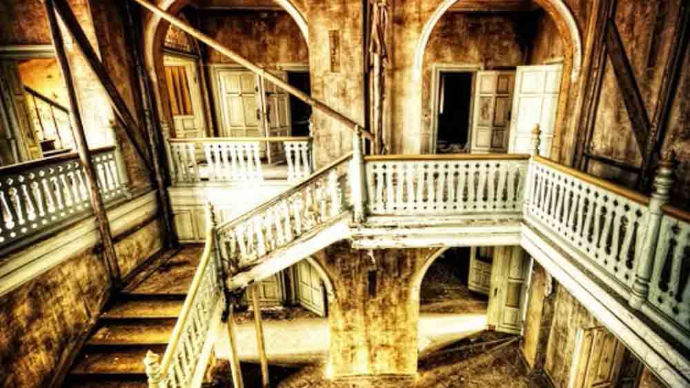 ডি’সুজা চল, মুম্বই, মহারাষ্ট্র: এক মহিলা এই এলাকার পাতকুয়োয় পড়ে মারা গিয়েছিলেন। এখনও রাতে তাঁর আত্মা এখানে আসে বলে অনেকের বিশ্বাস। 