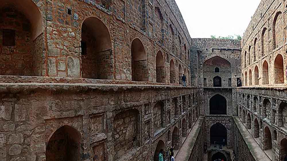 অগ্রসেন কি বাওলি, দিল্লি: পর্যটকদের অনেকে বলেন, এখানে গেলেই নাকি অস্বস্তিকর একটা অনুভূতি হয়। কে যেন অনুসরণ করে সব সময়। 