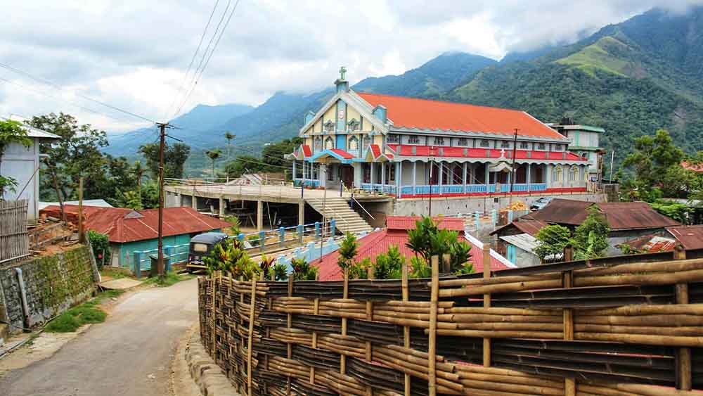 জাতিঙ্গা, অসম: দলে দলে পাখি আকাশ থেকে মৃত অবস্থায় ঝরে পড়ে এখানে। কারণ এখনও পরিষ্কার নয়। স্থানীয় বিশ্বাস, এর পিছনে রয়েছে ভুতুড়ে কোনও প্রভাব। 