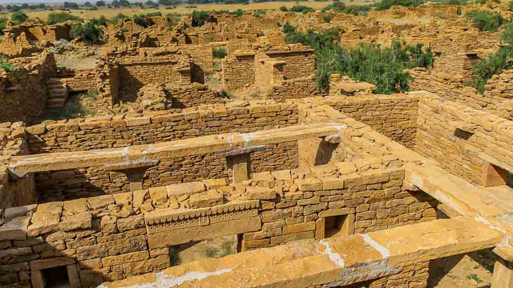 কুলধারা গ্রাম, রাজস্থান: কথিত আছে, ১৮২৫ সালে এই গ্রামের সব মানুষ কোনও এক কারণে গ্রাম ছেড়ে চলে যান। তার পর থেকেই গ্রামটি অভিশপ্ত বলে প্রচার।