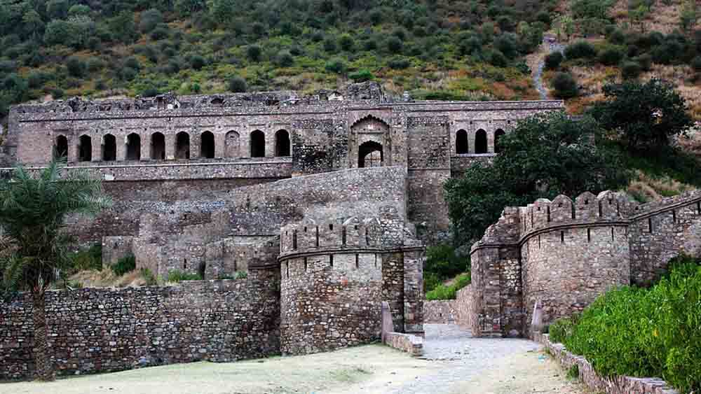 ভানগড় কেল্লা, রাজস্থান: ভারতের প্রত্নতত্ত্ব বিভাগও রাতে এখানে যাওয়ার অনুমতি দেয় না। কেউ এখানে রাতে গেলে, আর নাকি ফিরে আসেন না। কথিত আছে, এক সাধু এই কেল্লার রাজকন্যার প্রেমে পড়েন। তাঁকে প্রাণদণ্ড দেওয়া হয়। তাঁর আত্মা আজও ঘুরে বেড়ায় এখানে।