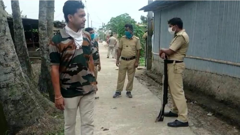 এলাকায় মোতায়েন হওয়া পুলিশ।