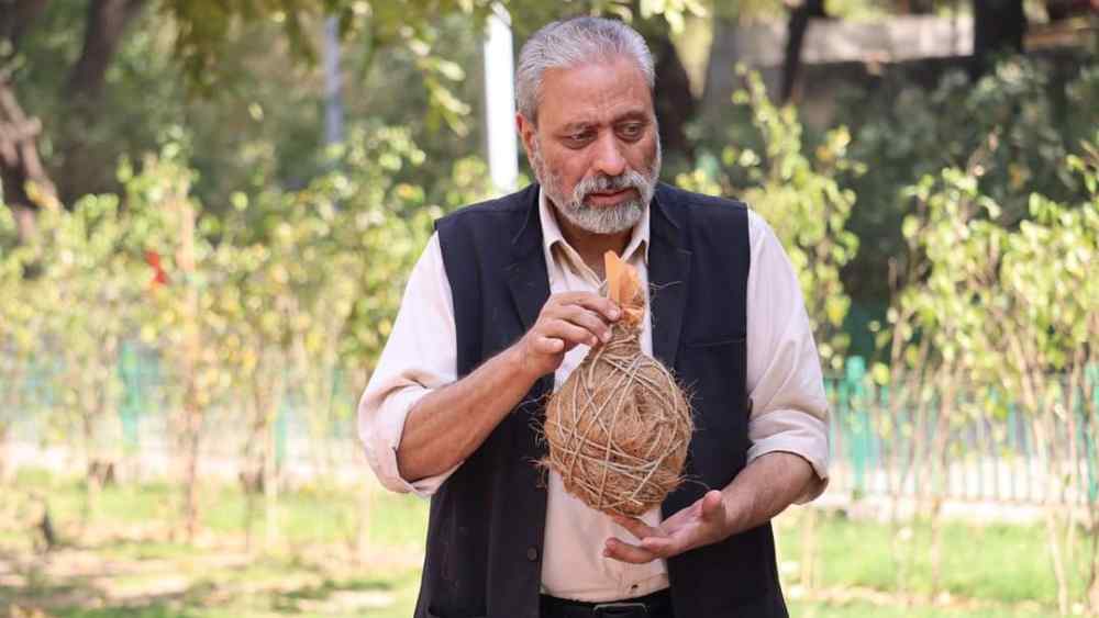 গাছপালা ক্রমশ কমছে শহরে। আধুনিক কাঠামোর বাড়িতেও পাখির বাসা বাঁধার সুযোগ কম। আগে তা ছিল না। রাকেশ জানিয়েছেন, পুরনো বাড়ি ছিল খোলামেলা। ছোটবেলা থেকেই দেখে এসেছেন, বাড়ির বাসিন্দাদের মতো ঘুলঘুলিতে বাসা বাঁধা পাখিরও সমান গুরুত্ব ছিল। এমনকি, পাখির নিরাপত্তার কথা ভেবে যখন তখন সিলিং ফ্যান চালানোরও উপায় ছিল না তাঁদের।